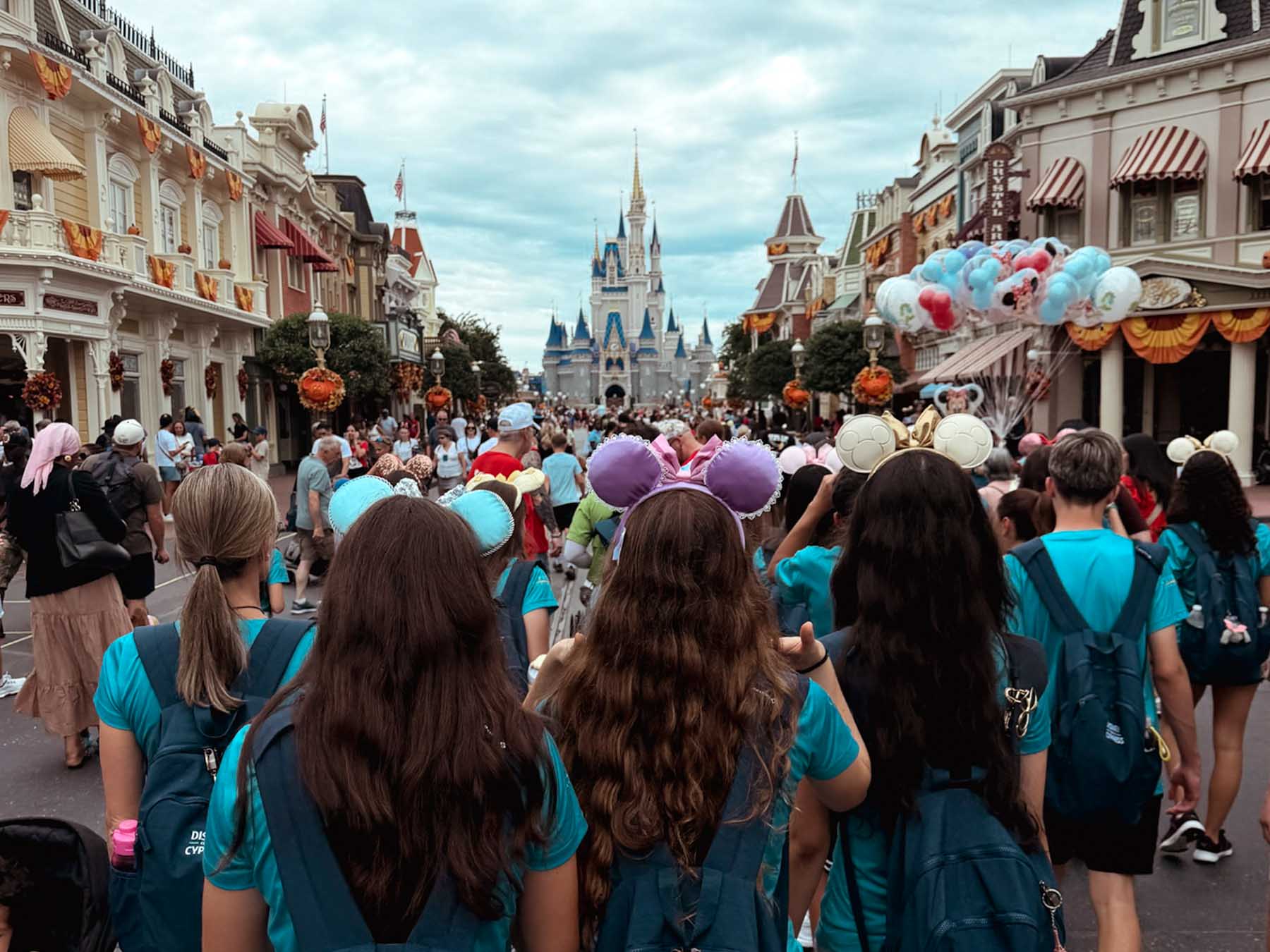 Grupo Cypress avistando o castelo pela Main Street
