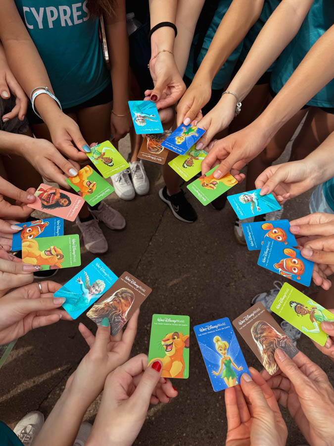 Mãos segurando os ingressos da Disney