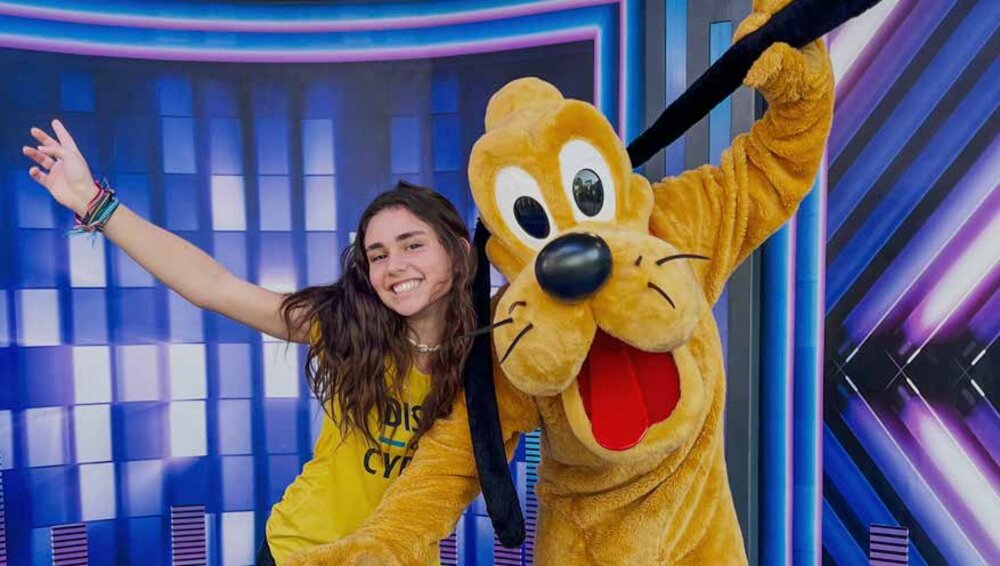 Adolescente com Pluto