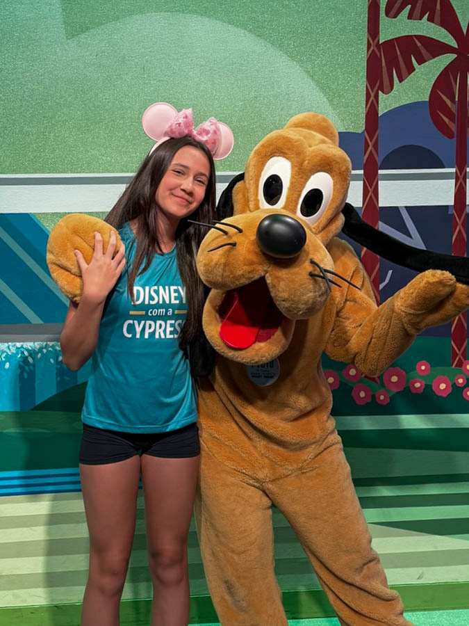 Passageira com o Pluto no Epcot